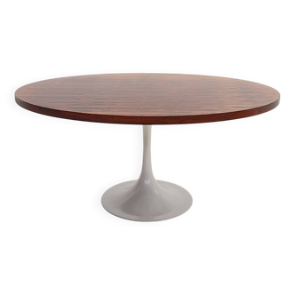 Round one and a half meter table with tulip base