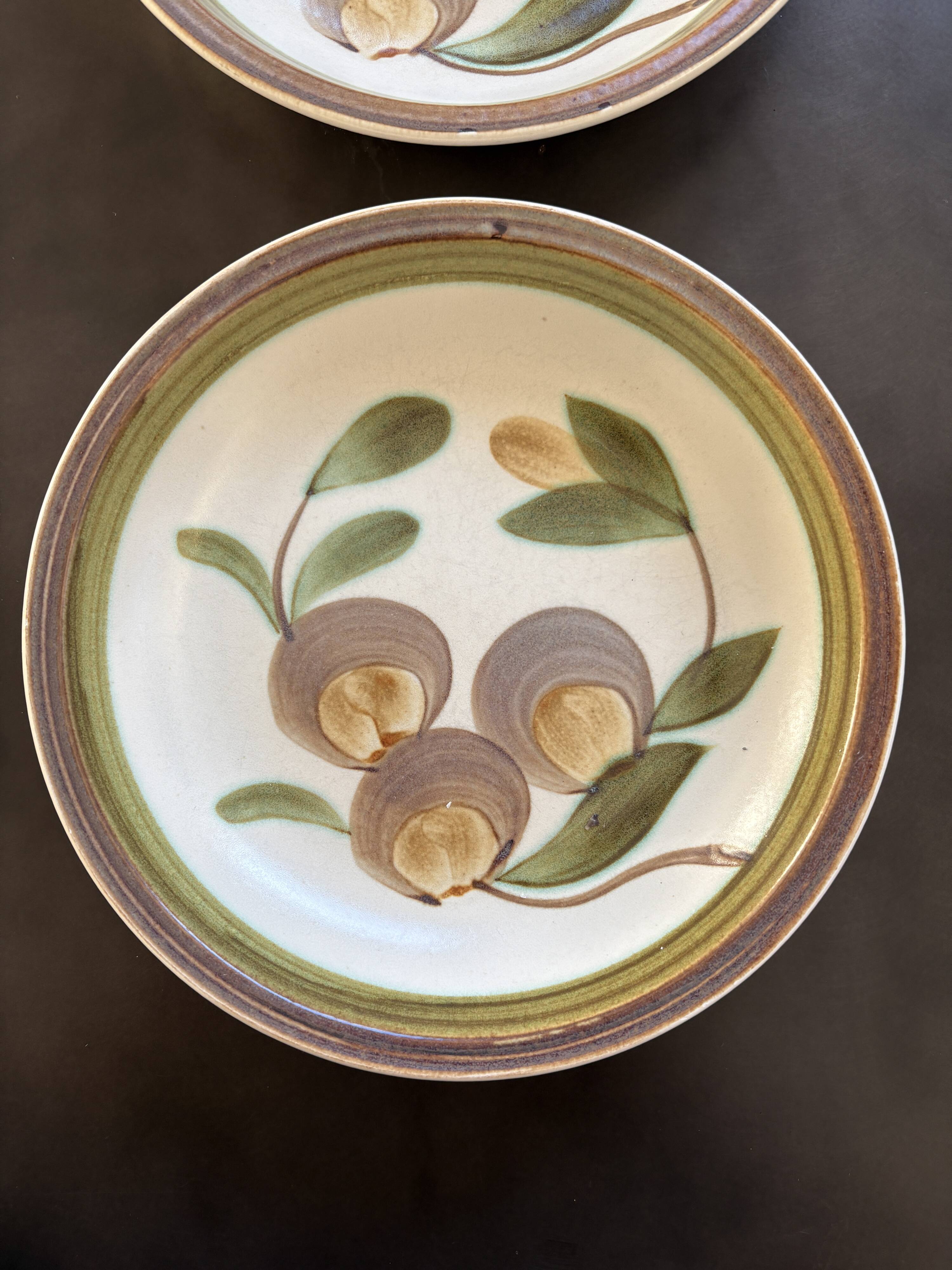 Two old deep plates gien