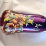 Vase en verre irisé avec fleurs émaillées, début XXème