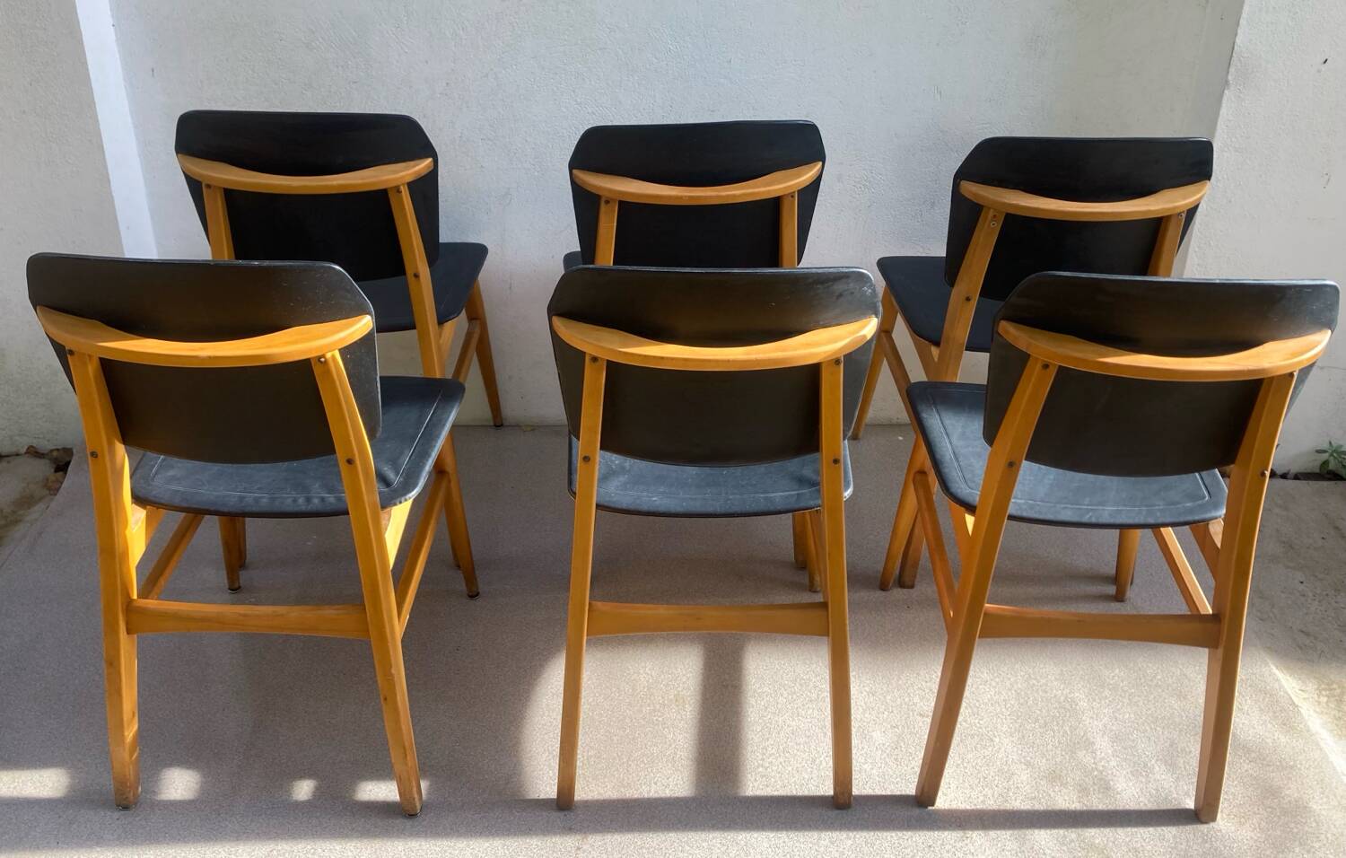 Set of 6 Scandinavian chairs in light wood and black faux leather