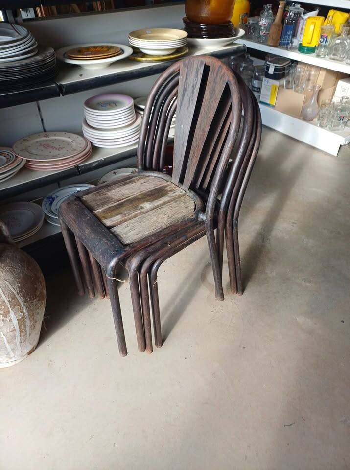 Lot de chaises bistrot vintages empilables