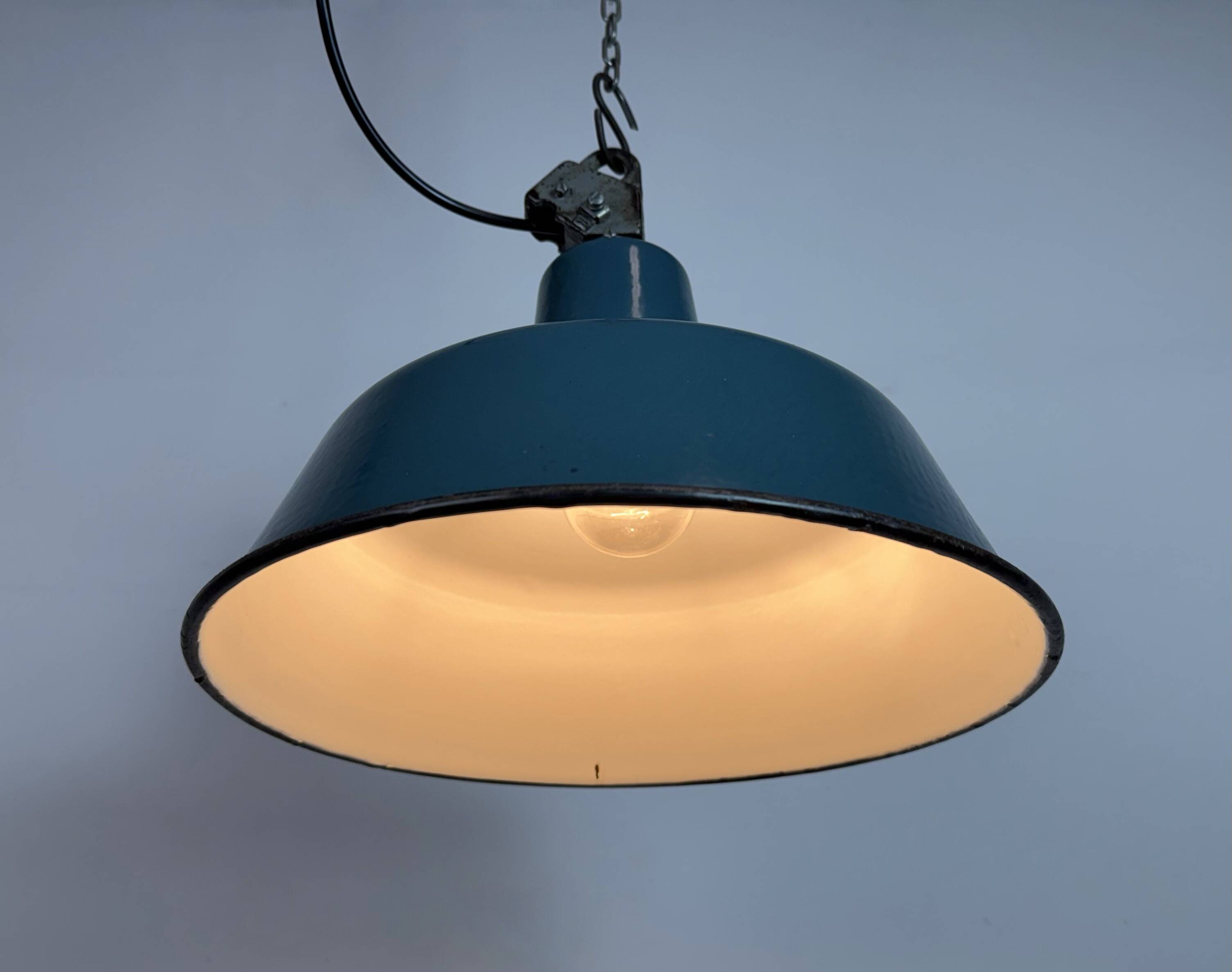 Lampe d'usine en émail pétrolier industriel avec dessus en fonte, années 1960.