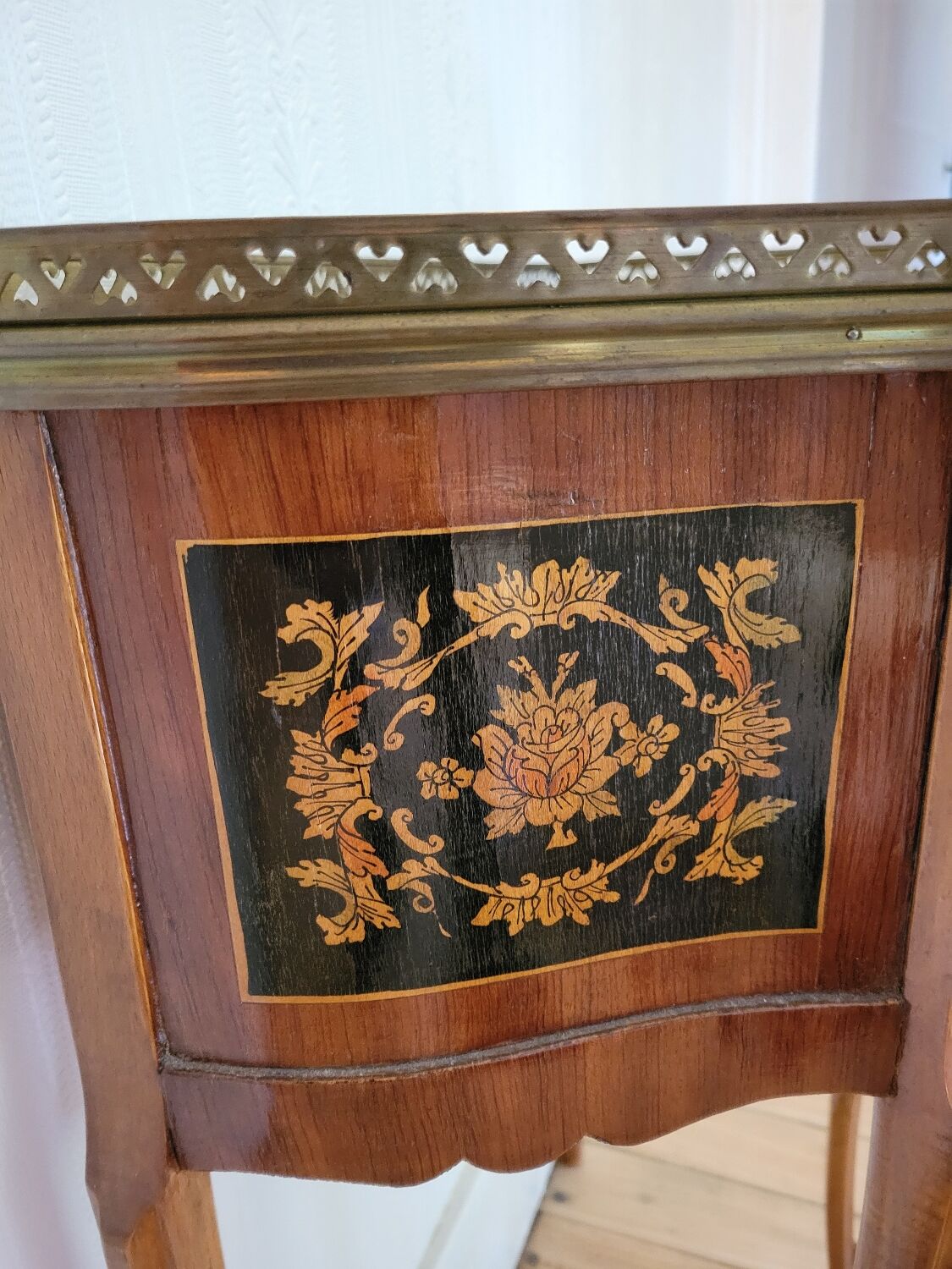 Louis XV bedside table or gueridon with floral motifs, 19th century.