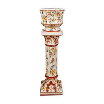 Piedestal with vase / flower pot