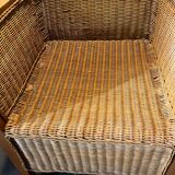 Fauteuil en rotin avec détails en bois