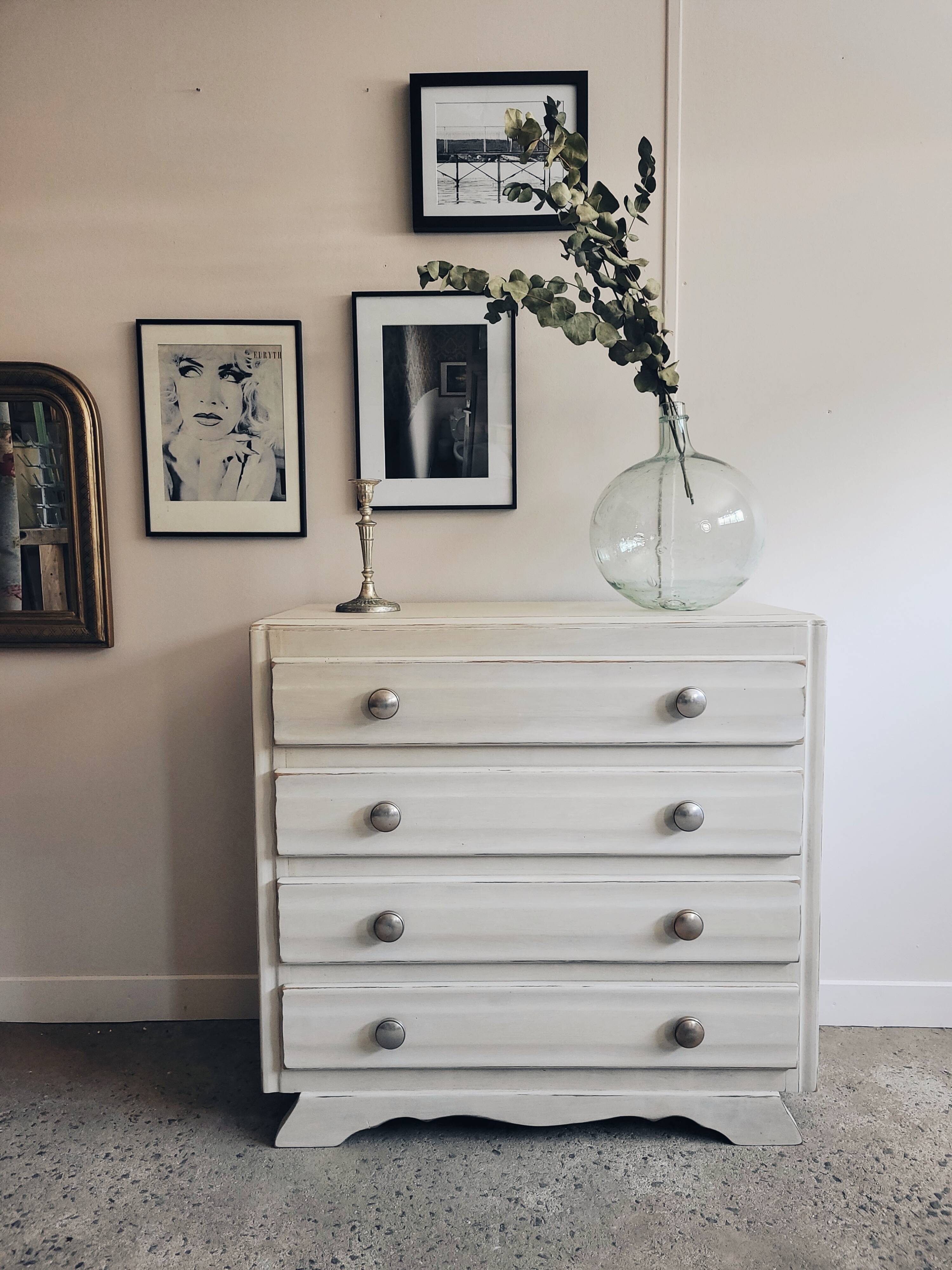 Commode Art Déco blanche patinée