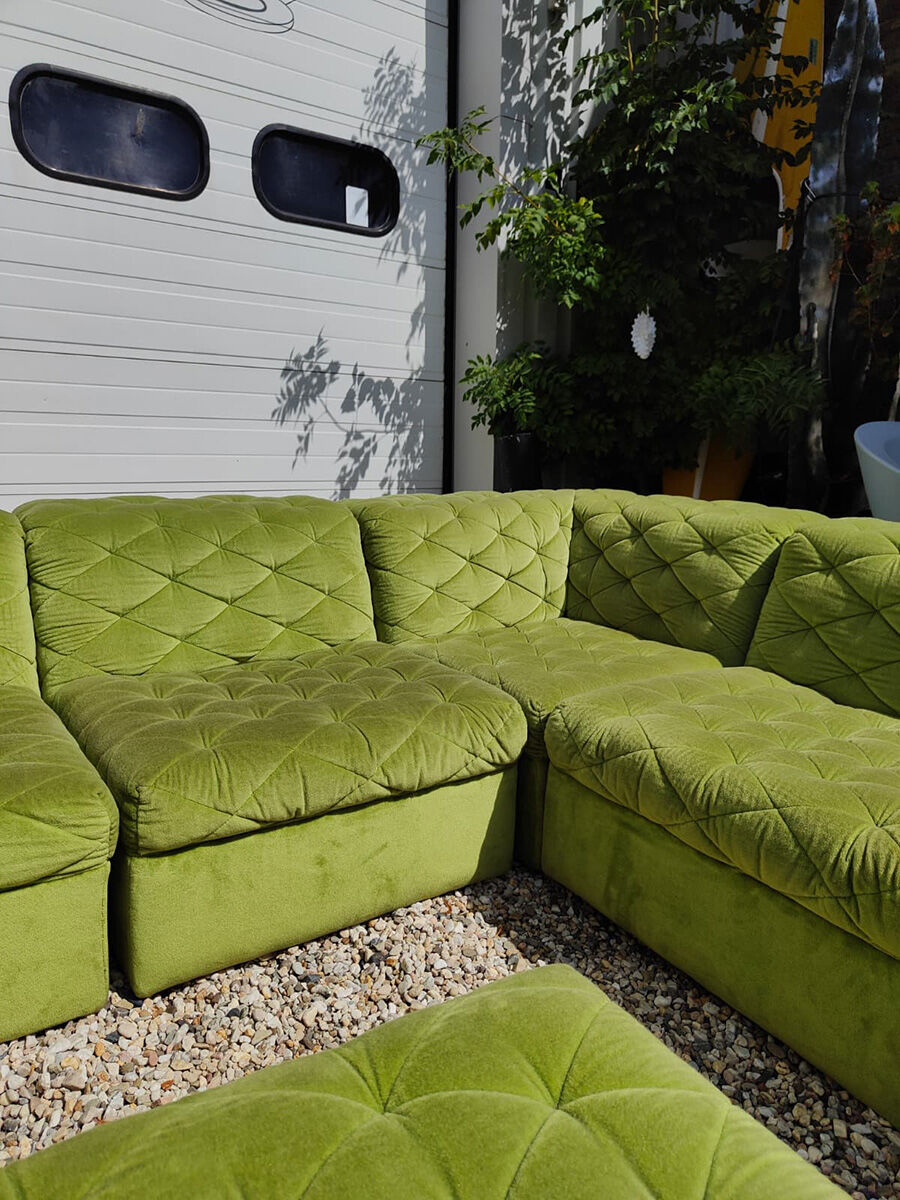 Canapé modulable en velours vert vintage Laauser