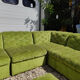 Canapé modulable en velours vert vintage Laauser