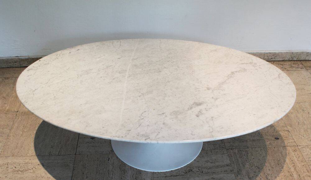 Calacatta marble coffee table by Eero Saarinen for Knoll, 70's.