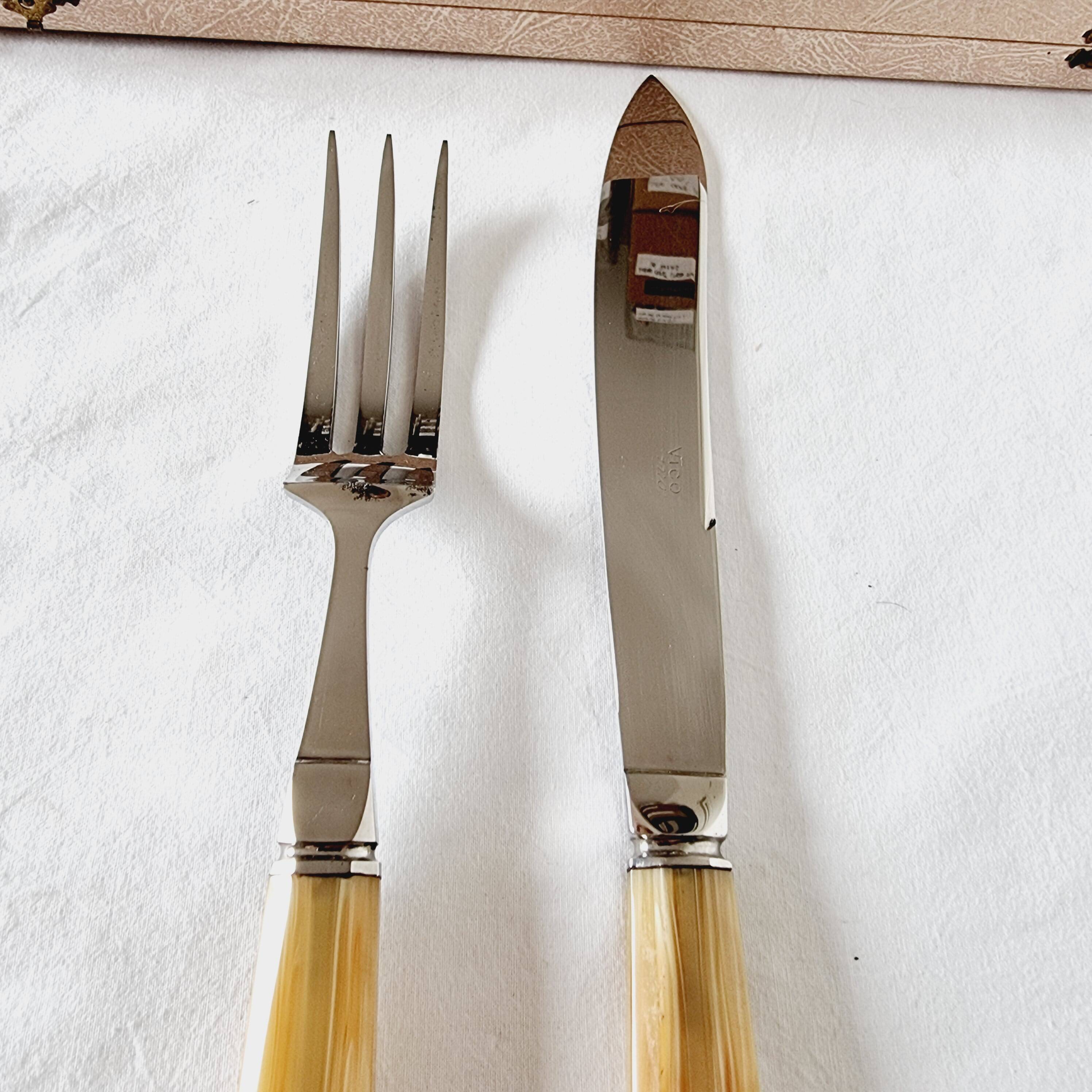 Case with cutlery for serving or cutting meat in baquelite