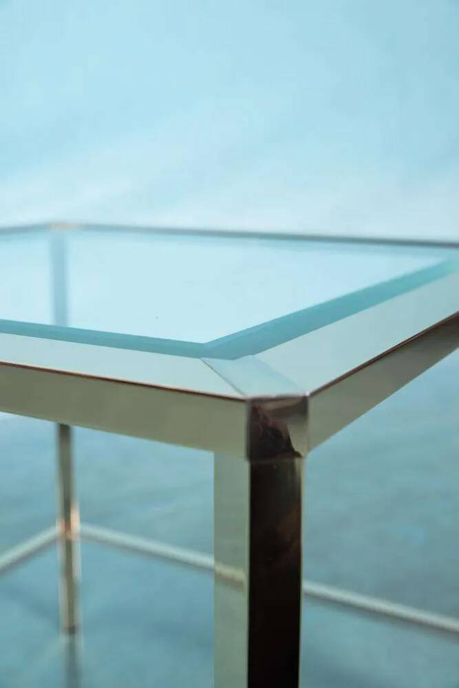 Minimalist coffee table in brass and glass, Regency style from the 1970s.