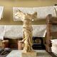 "Victoire de Samothrace", statuette en plâtre beige