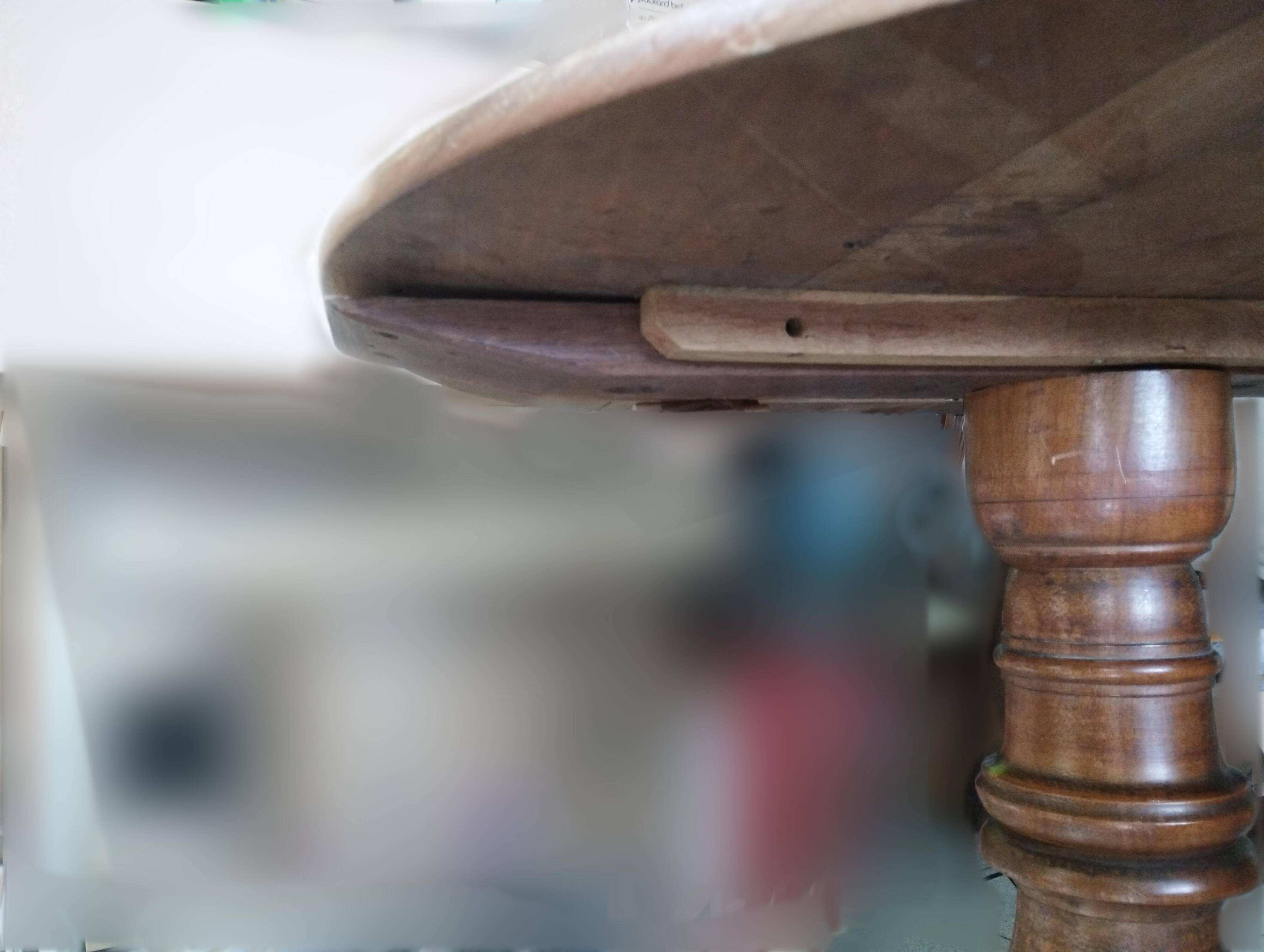 3-legged pedestal table in solid fruit wood