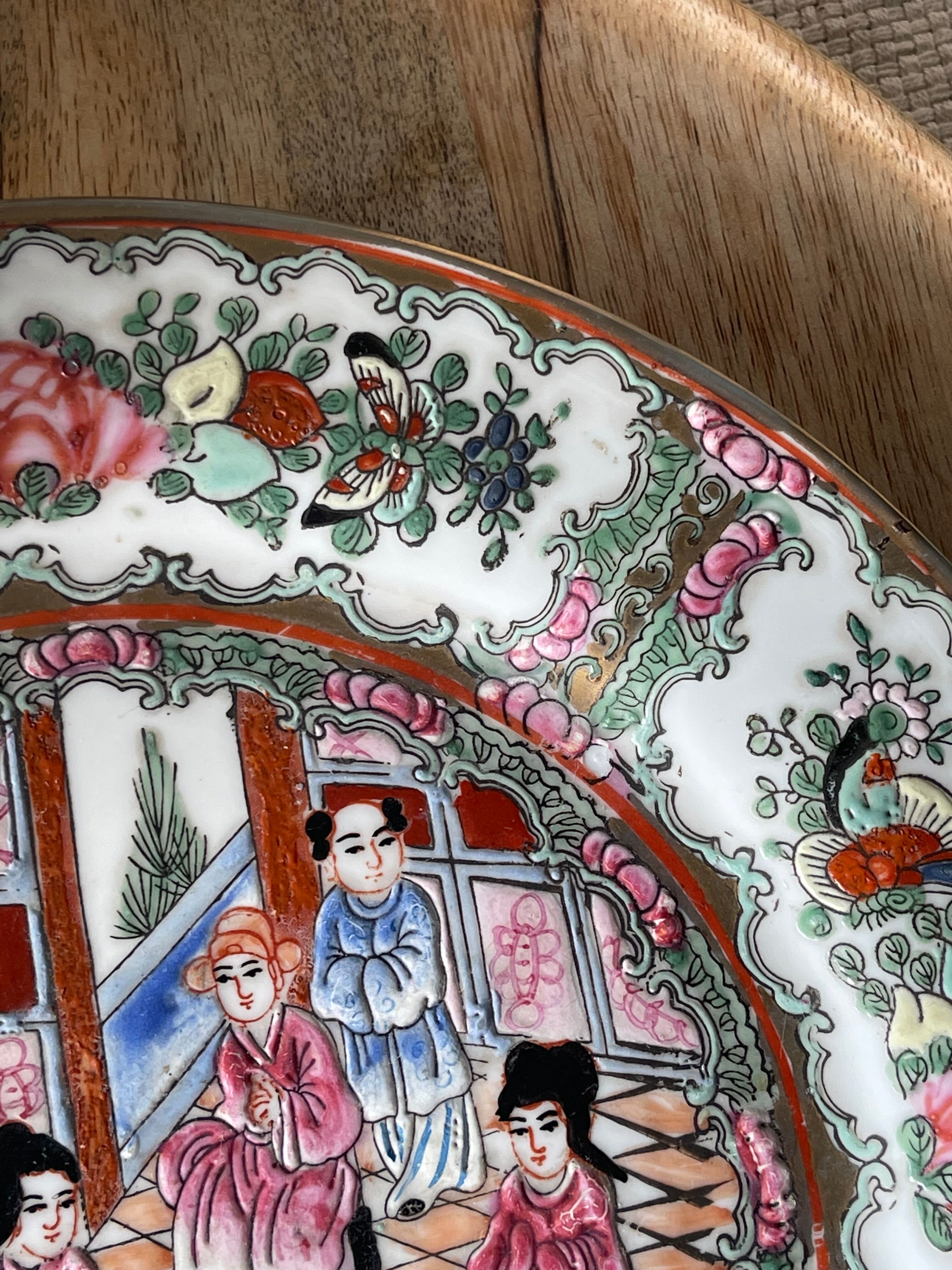 Ancient Chinese plate from the Qing Qianlong dynasty hand painted