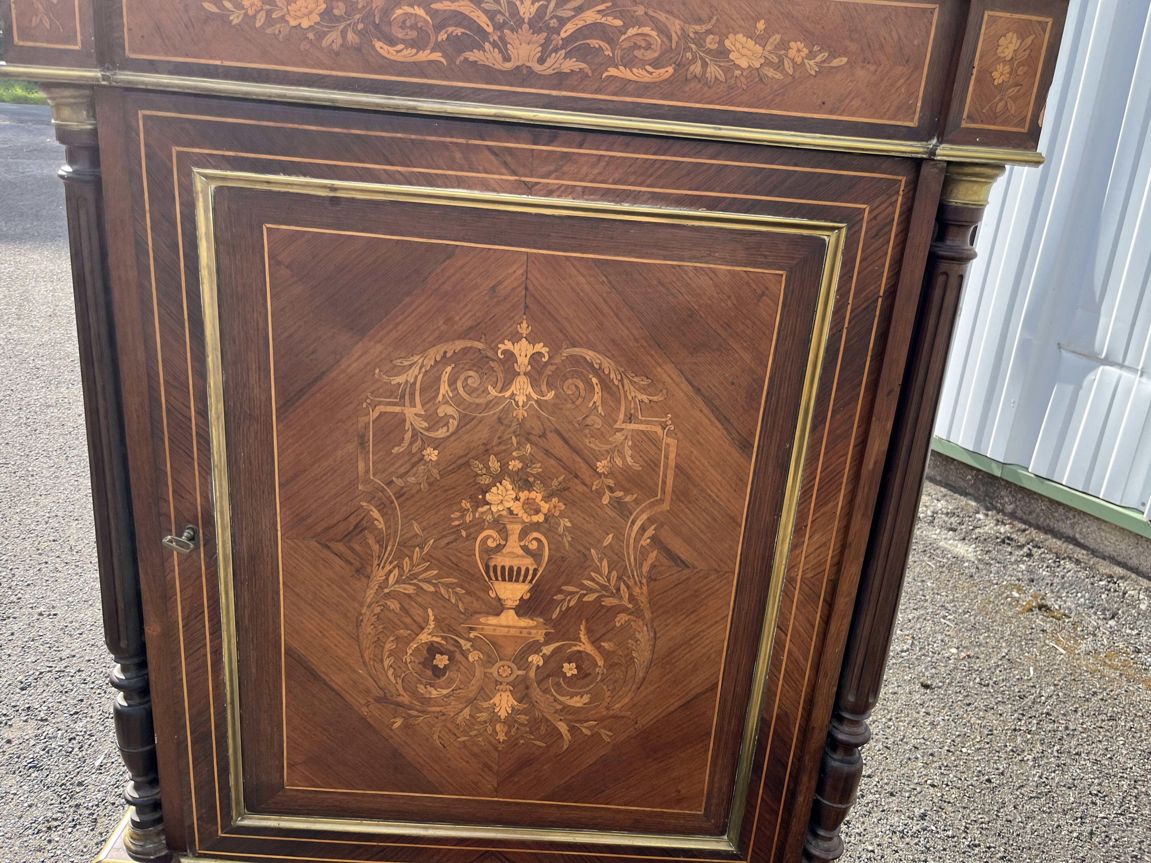 Support furniture with rosewood marquetry and marble top in the Napoléon III style.