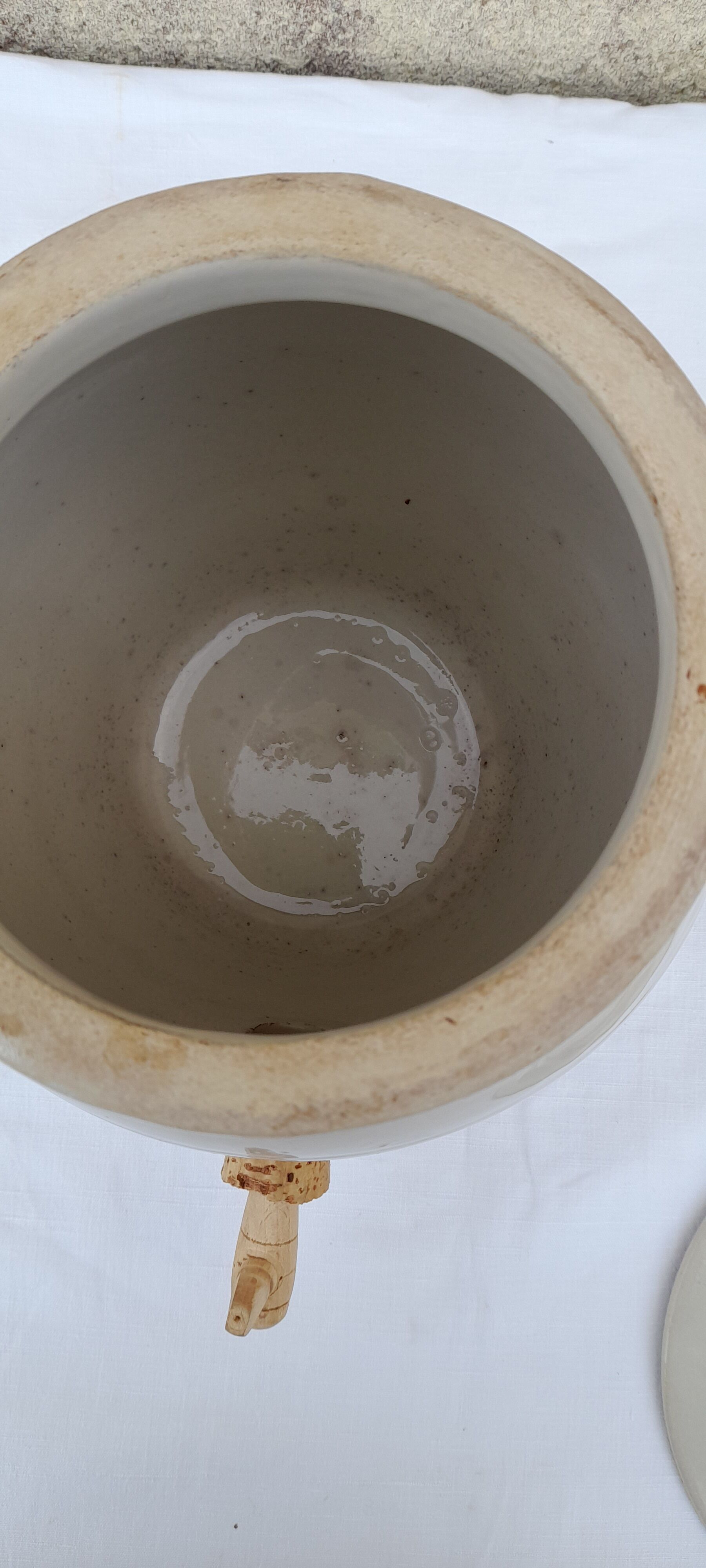 Vinaigrier en grès émaillé blanc