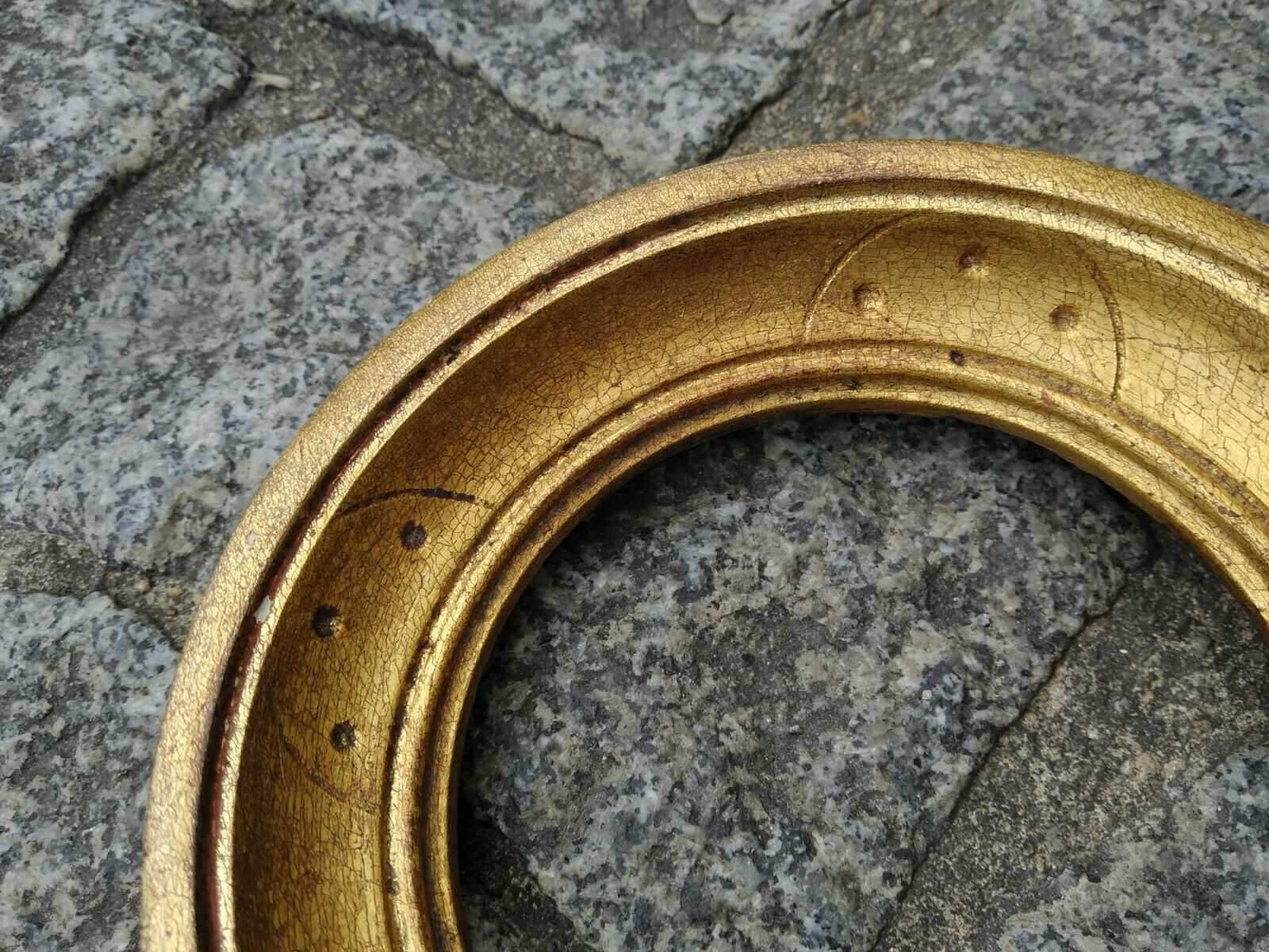 Round frame gilded wood Renaissance Italy leaf