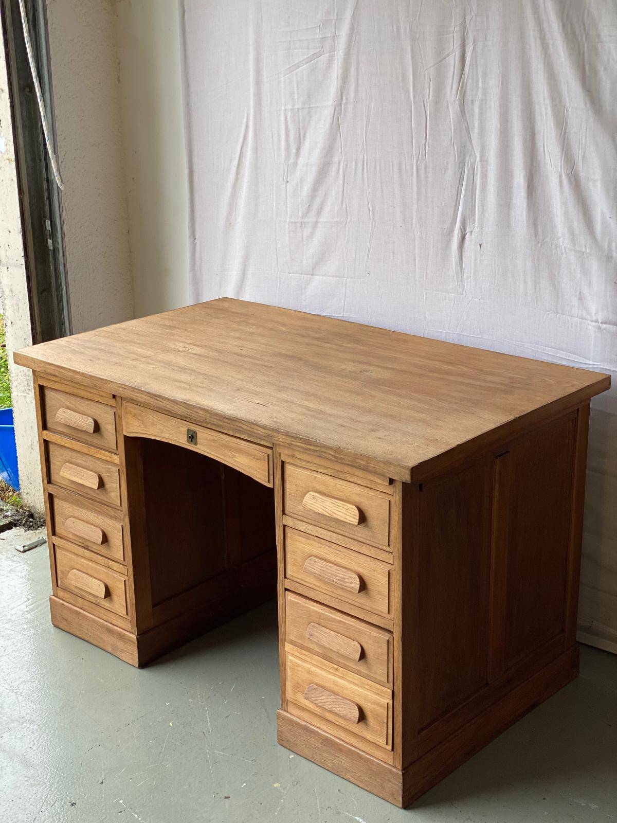Bureau américain de maître d'école vintage des années 40 rénové