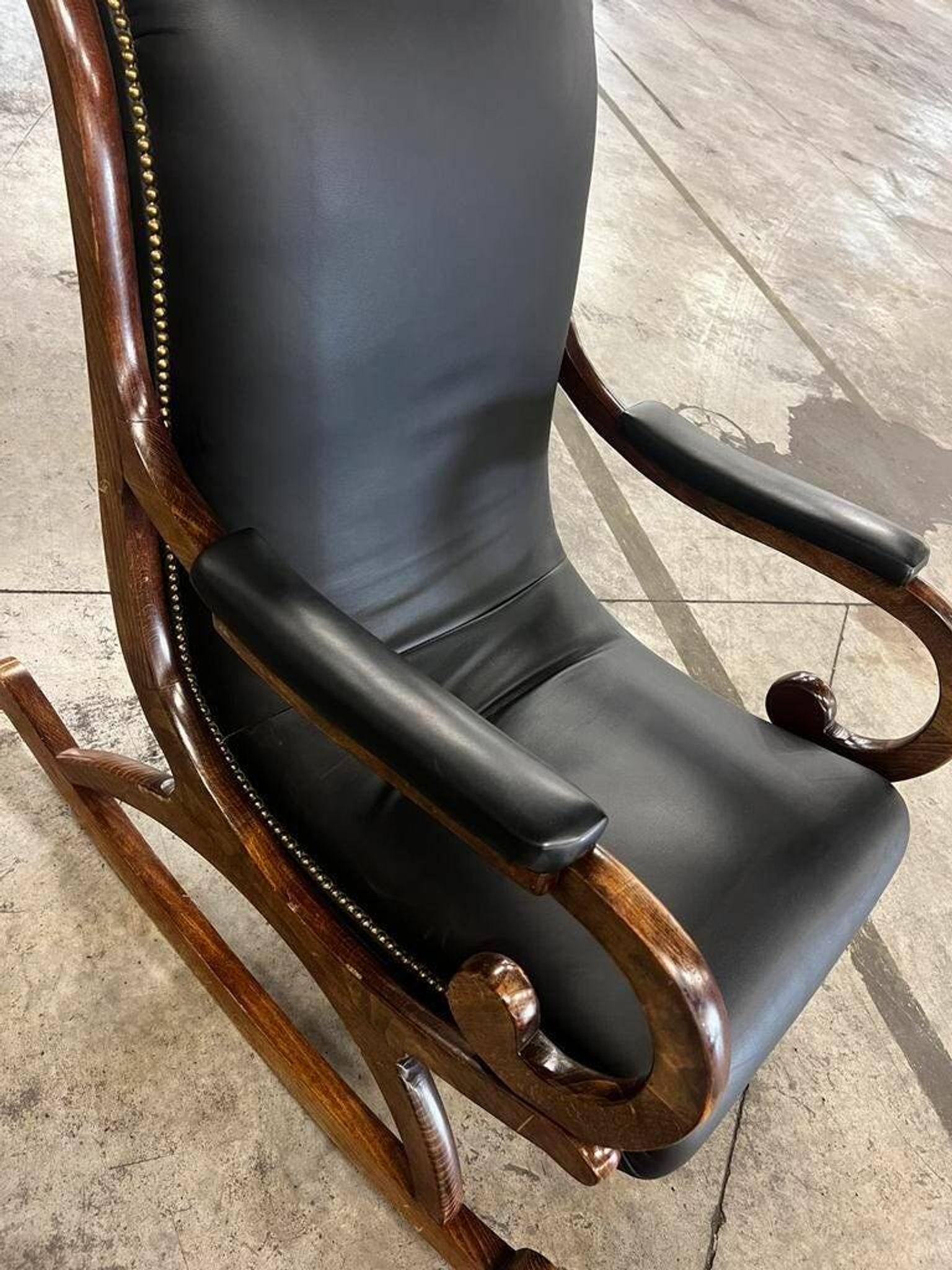 Fauteuil à bascule vintage en cuir noir