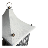 Cage à oiseaux style pagode, milieu du siècle, sur support — métal blanc et noir avec détails en laiton
