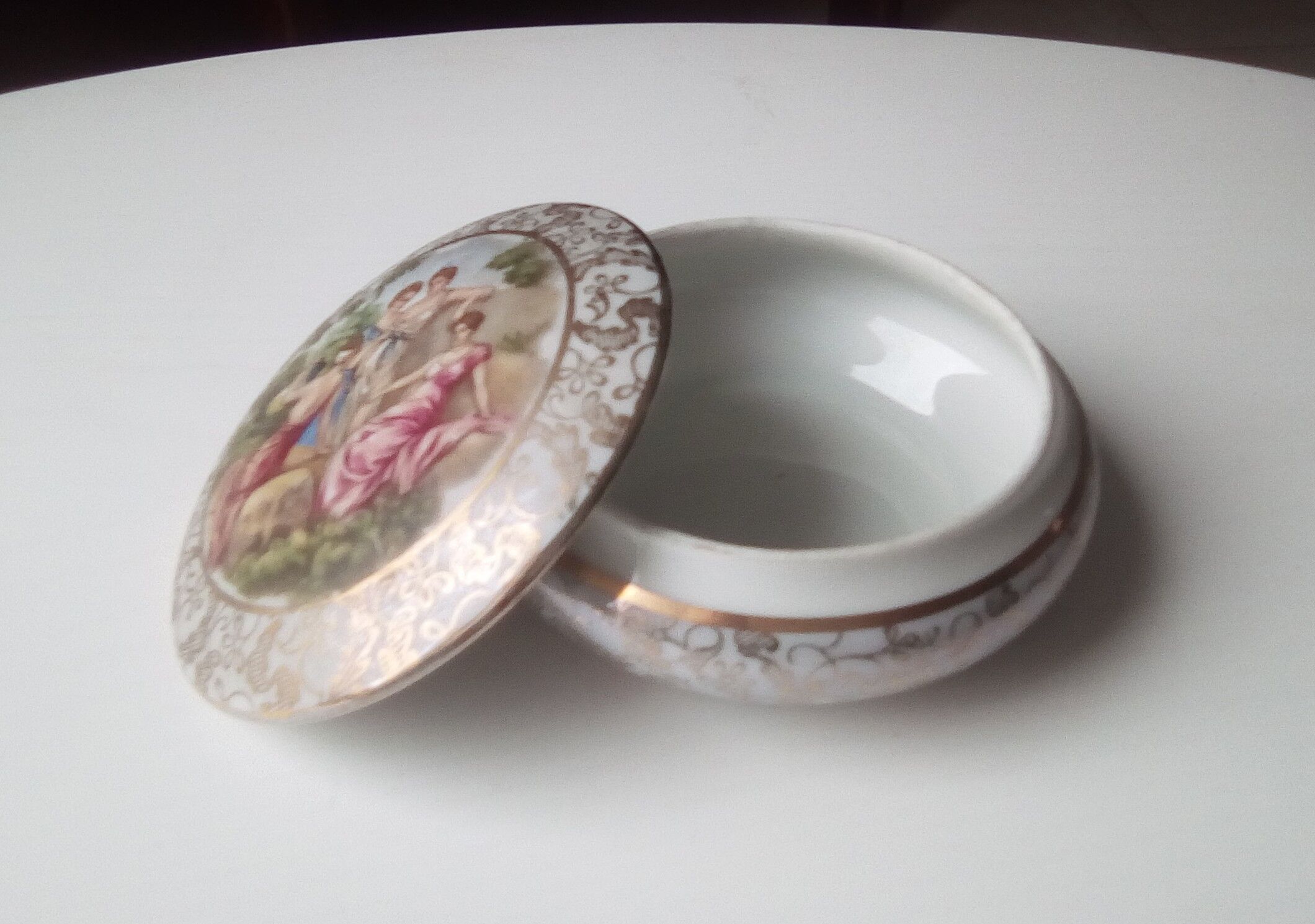 Bonbonnière pate de limoges