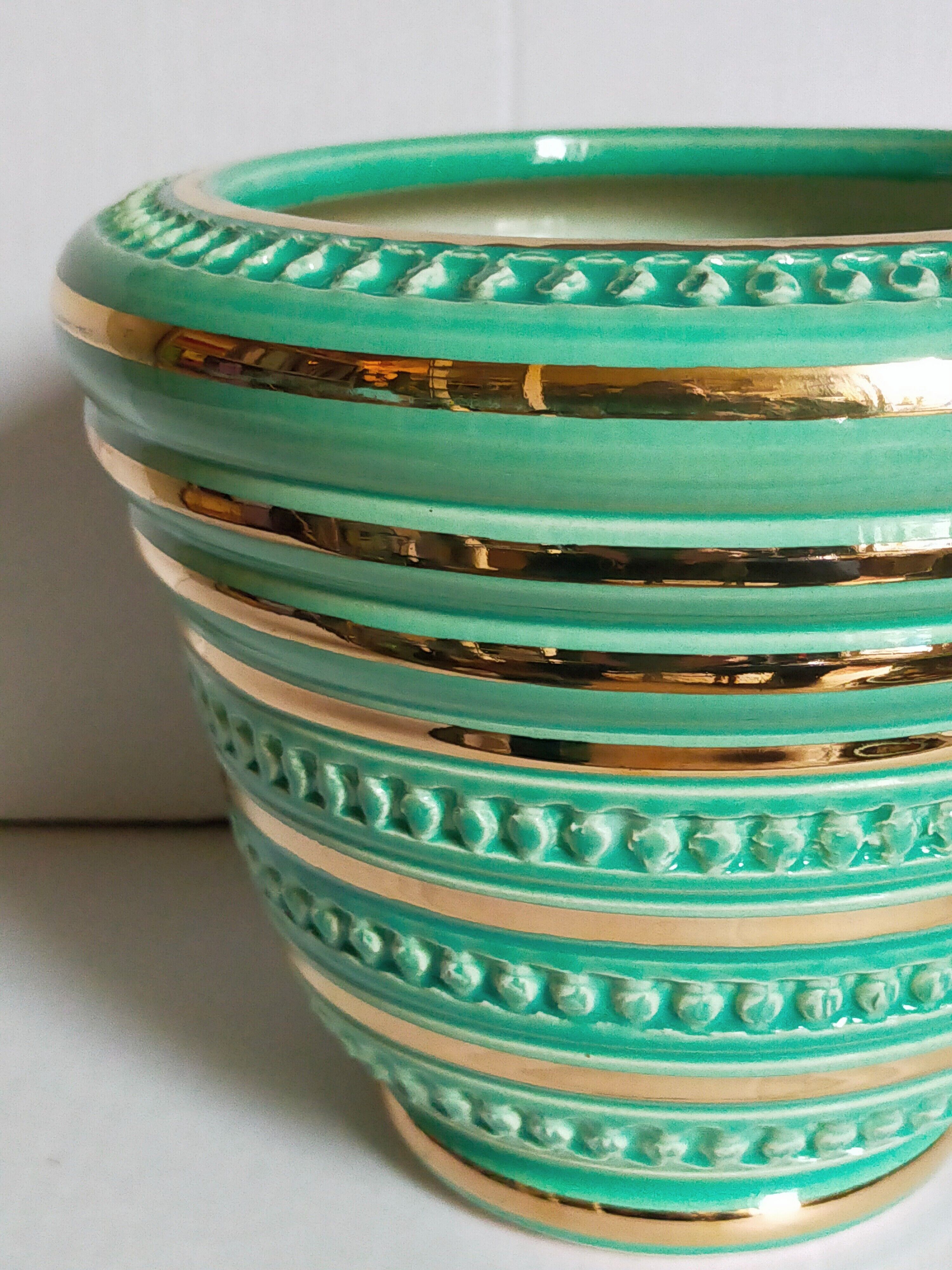 Ceramic pot cover in Art-Deco slurry