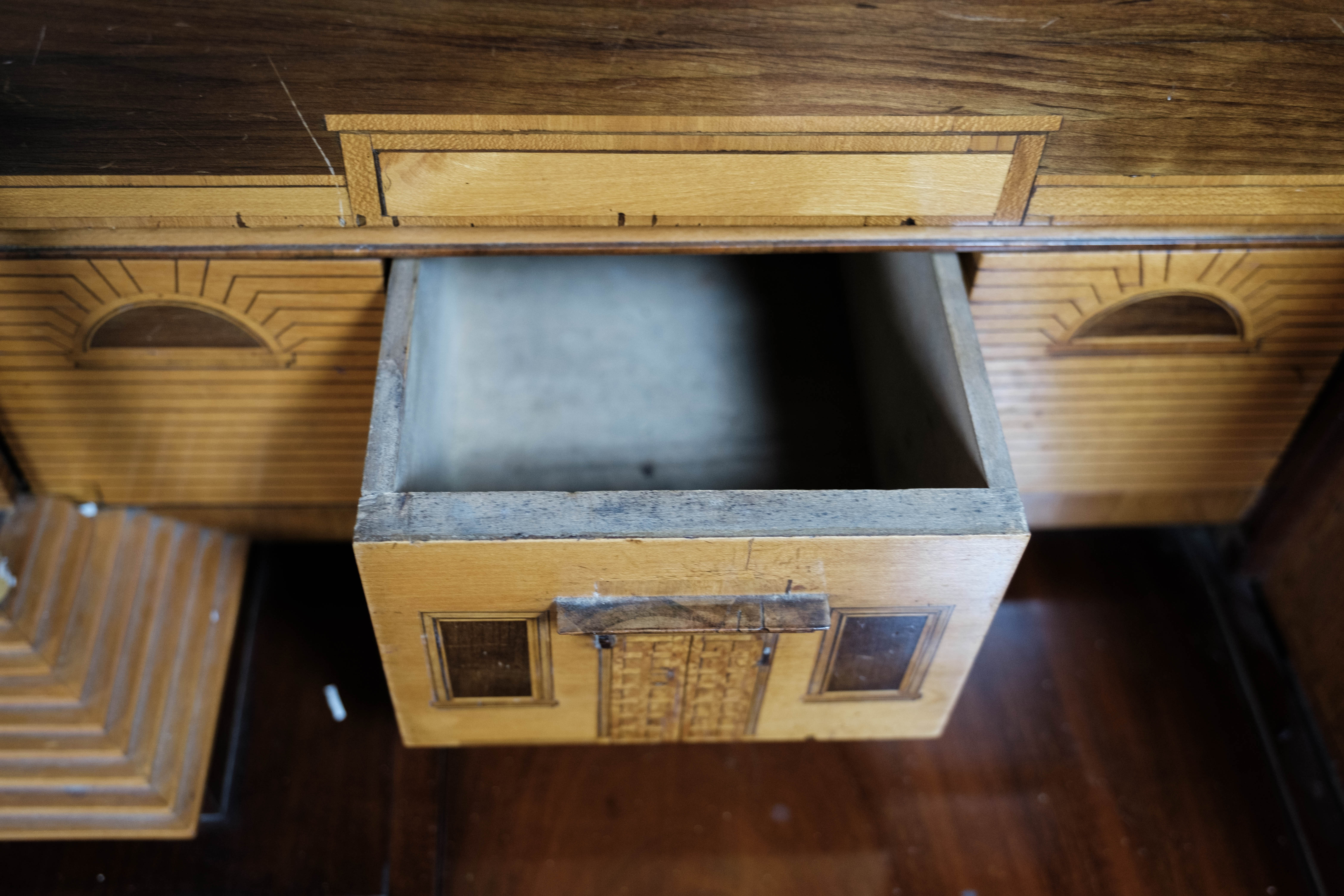Empire bureau of polished mahogany with inlaid wood, 1840s