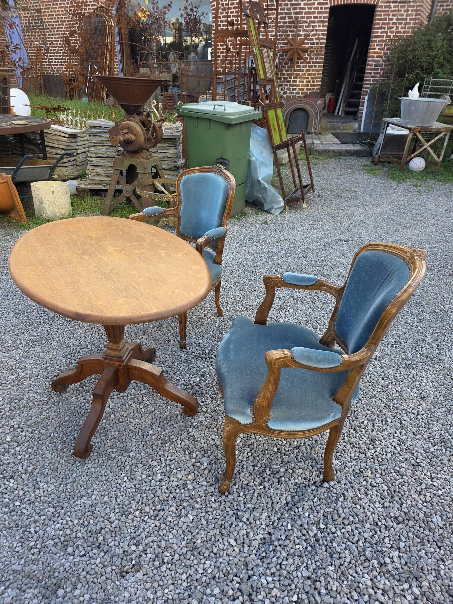 Oak guéridon table from the early 20th century.