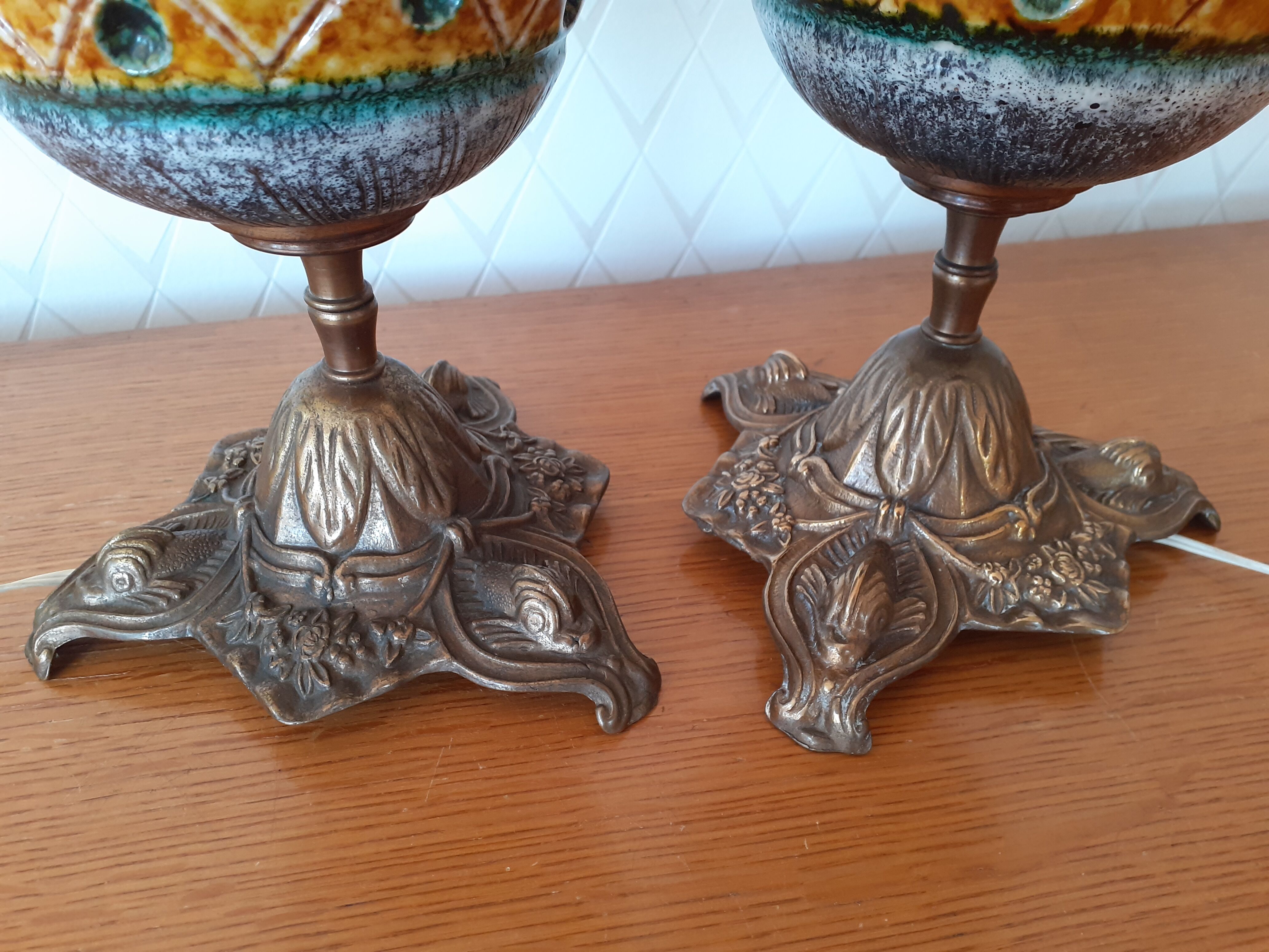 Pair of feet of vintage pineapple lamp