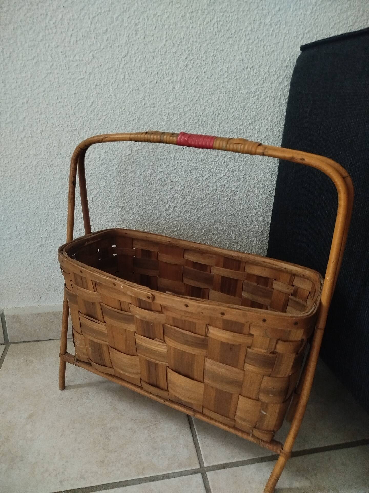 Vintage magazine rack in rattan/wood
