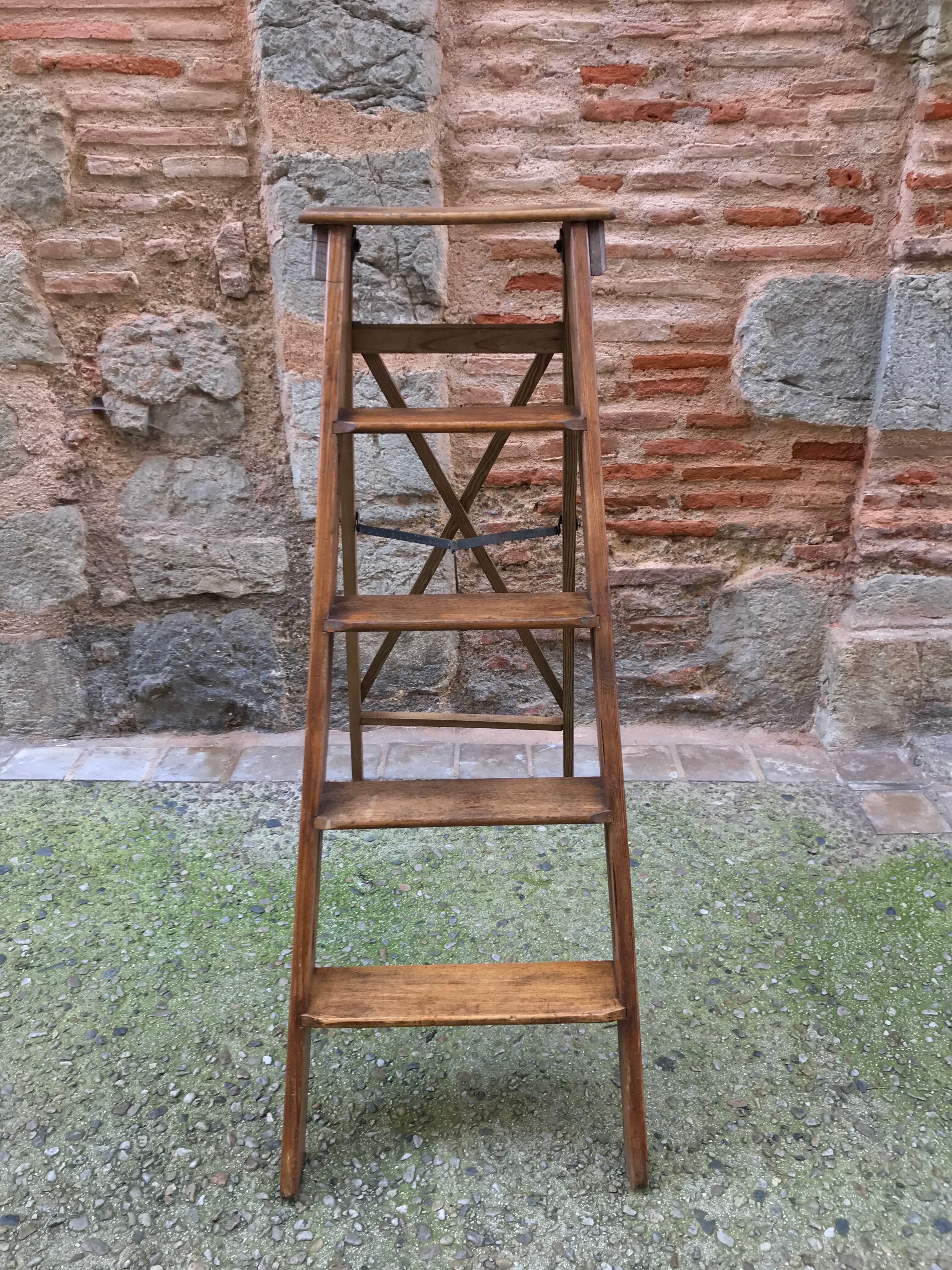 Wooden painter stepladder