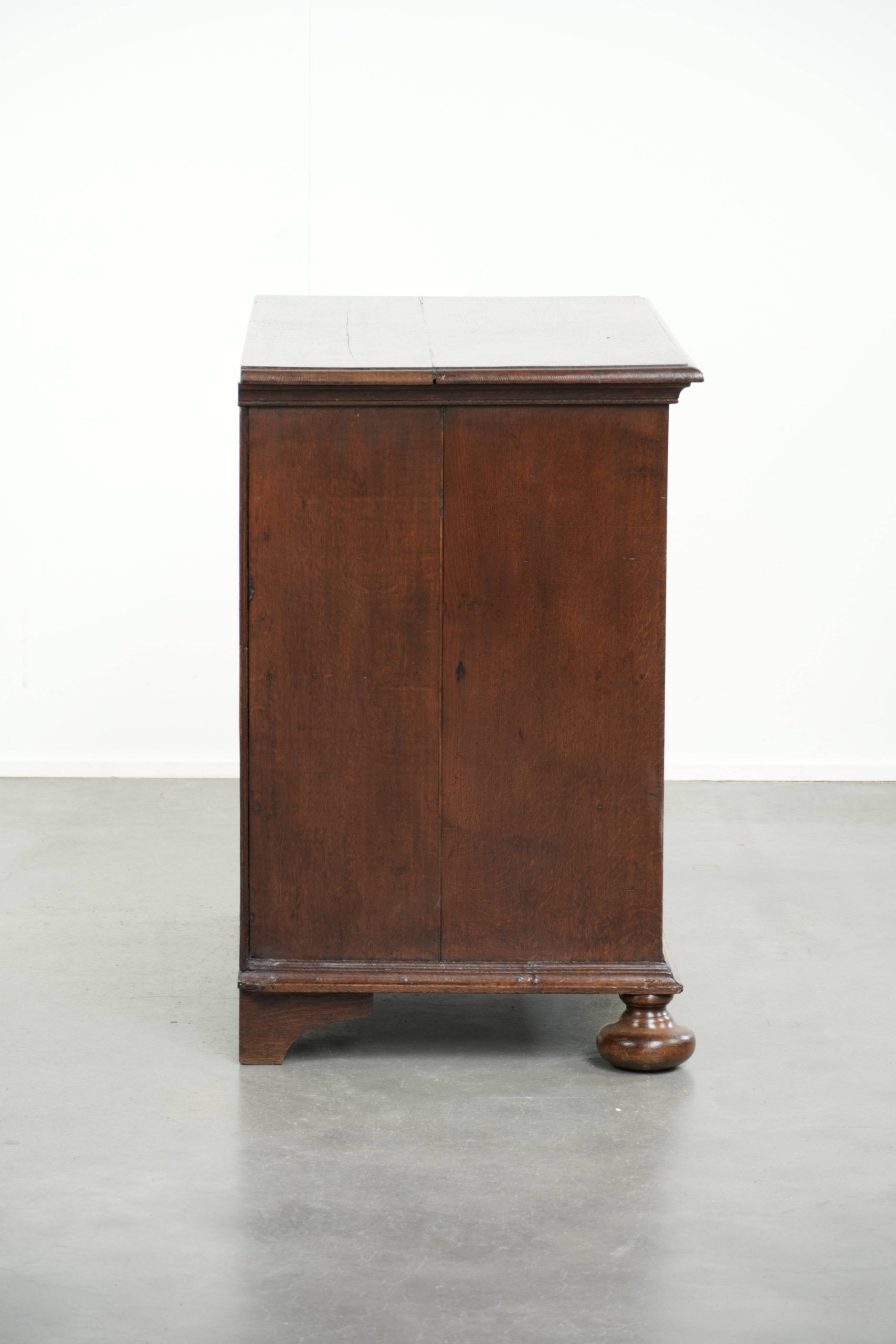 Commode en chêne anglais du 17ème siècle avec des pieds en boule.