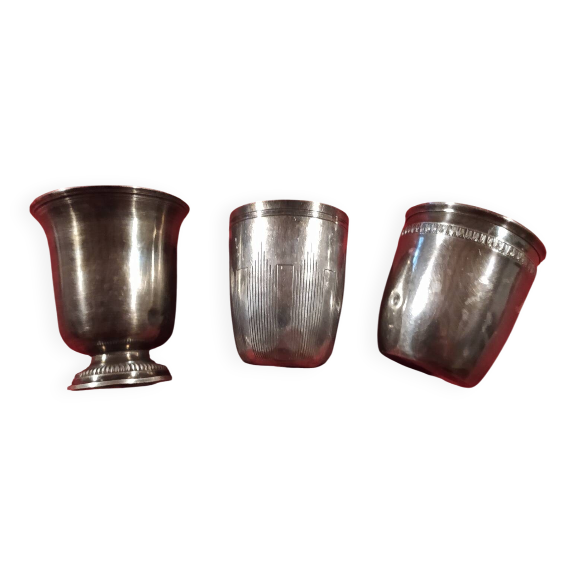 Tasses en métal argenté