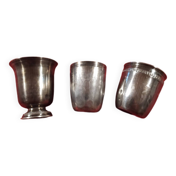 Tasses en métal argenté