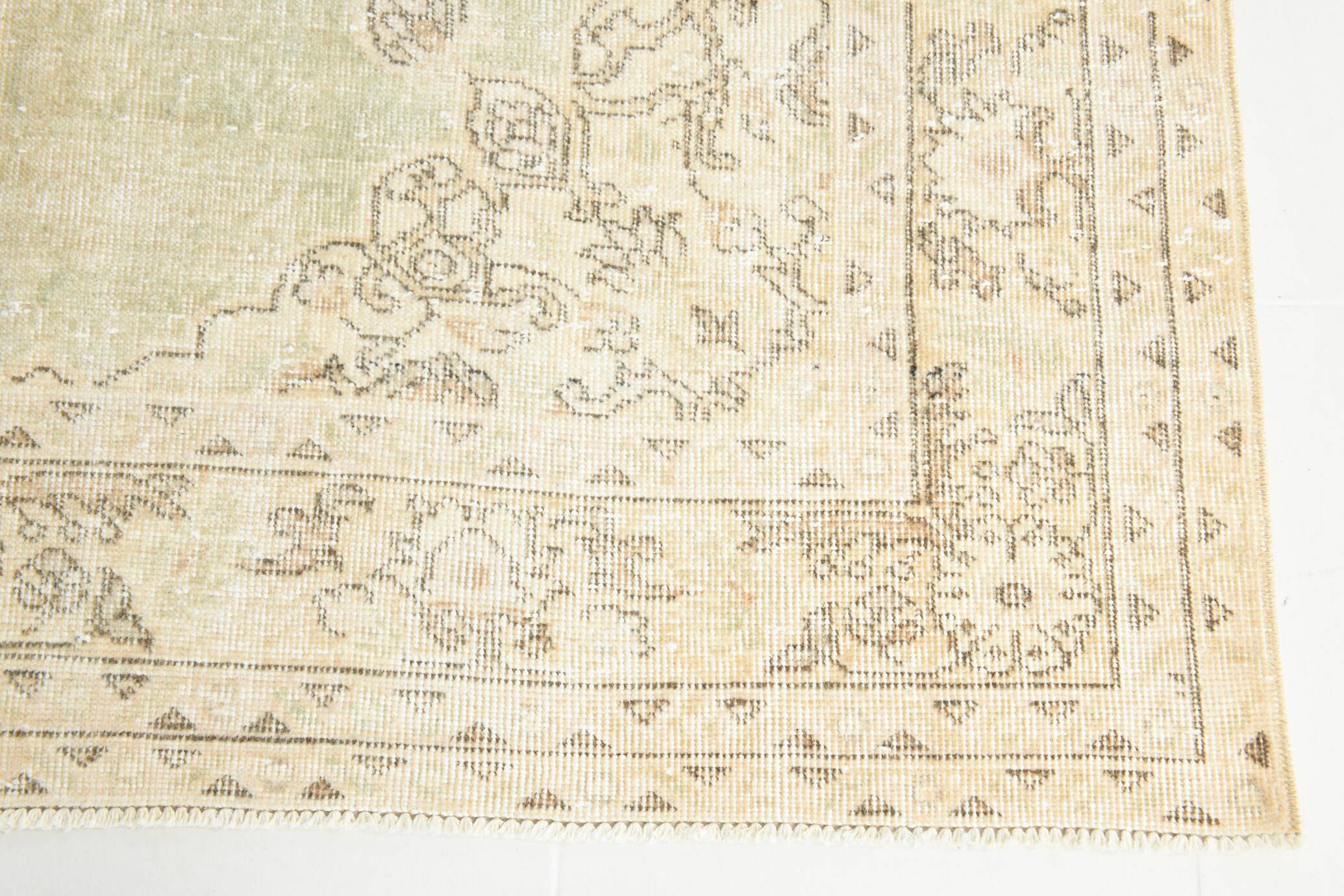 Tapis Anatolien Vintage Fait Main en Laine, Tons Vert Pâle, Beige, Ivoire