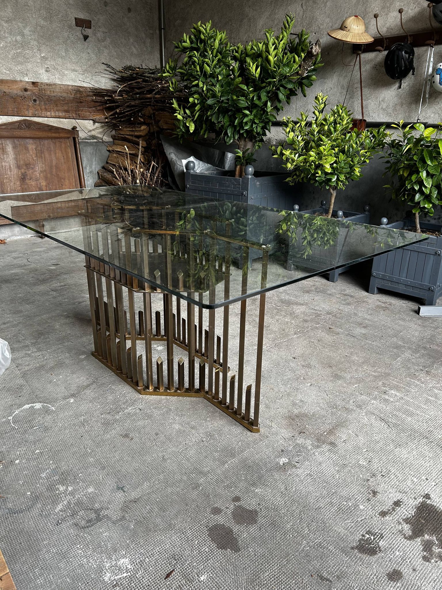 Table à manger piètement laiton dans le gout de Willy Rizzo, années 1970