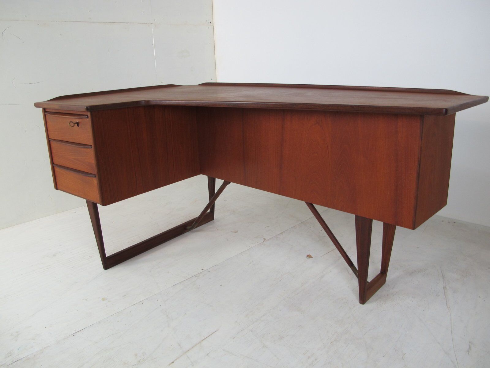 Boomerang desk in teak by Peter Lavig Nielsen for Denmark, 1950s
