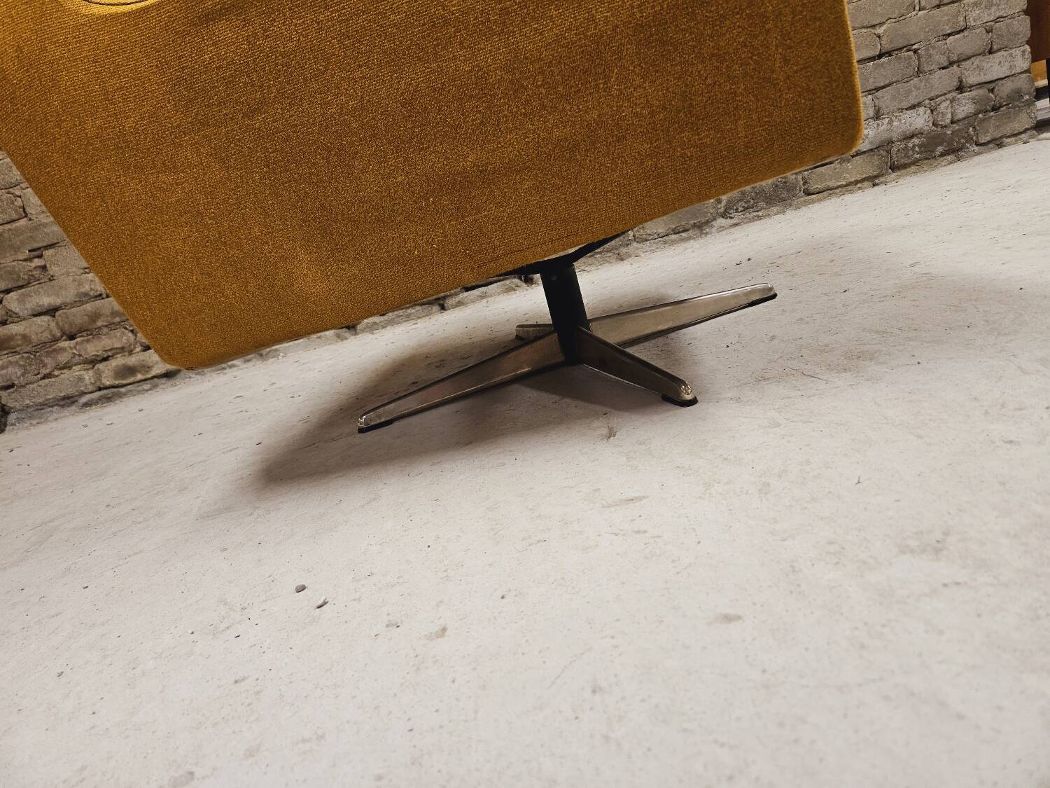 Swivel living room armchair year 1970