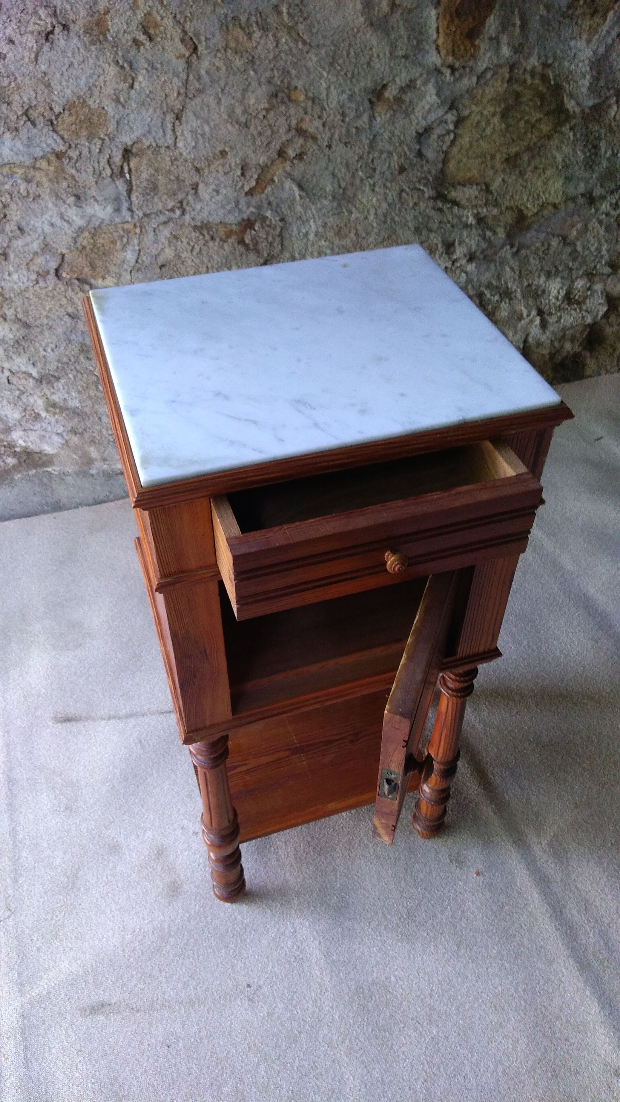 Table de chevet en pitchpin