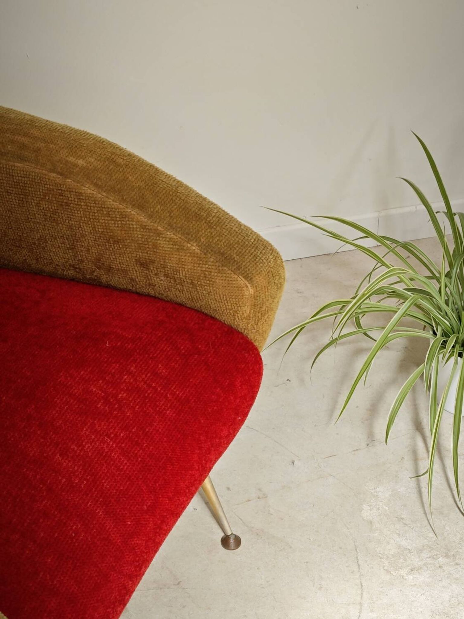 Fauteuil tissu rouge et jaune moutarde style bouclette 1970