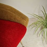 Fauteuil tissu rouge et jaune moutarde style bouclette 1970