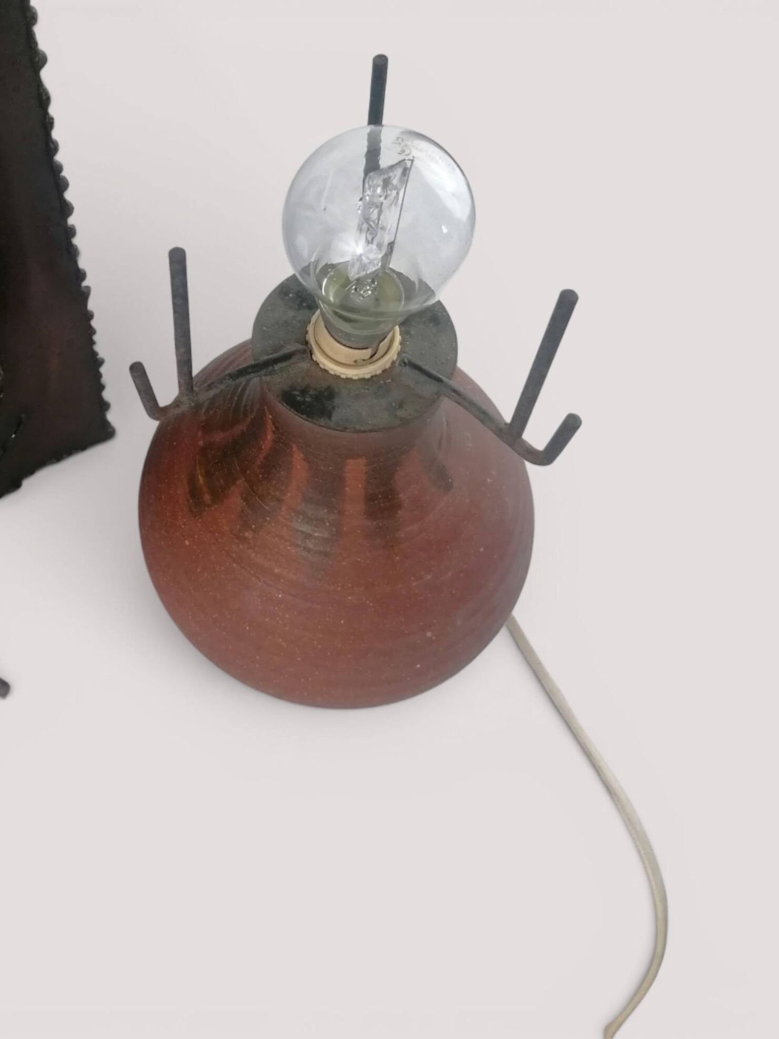 Lampe brutaliste en métal et céramique - Accolay