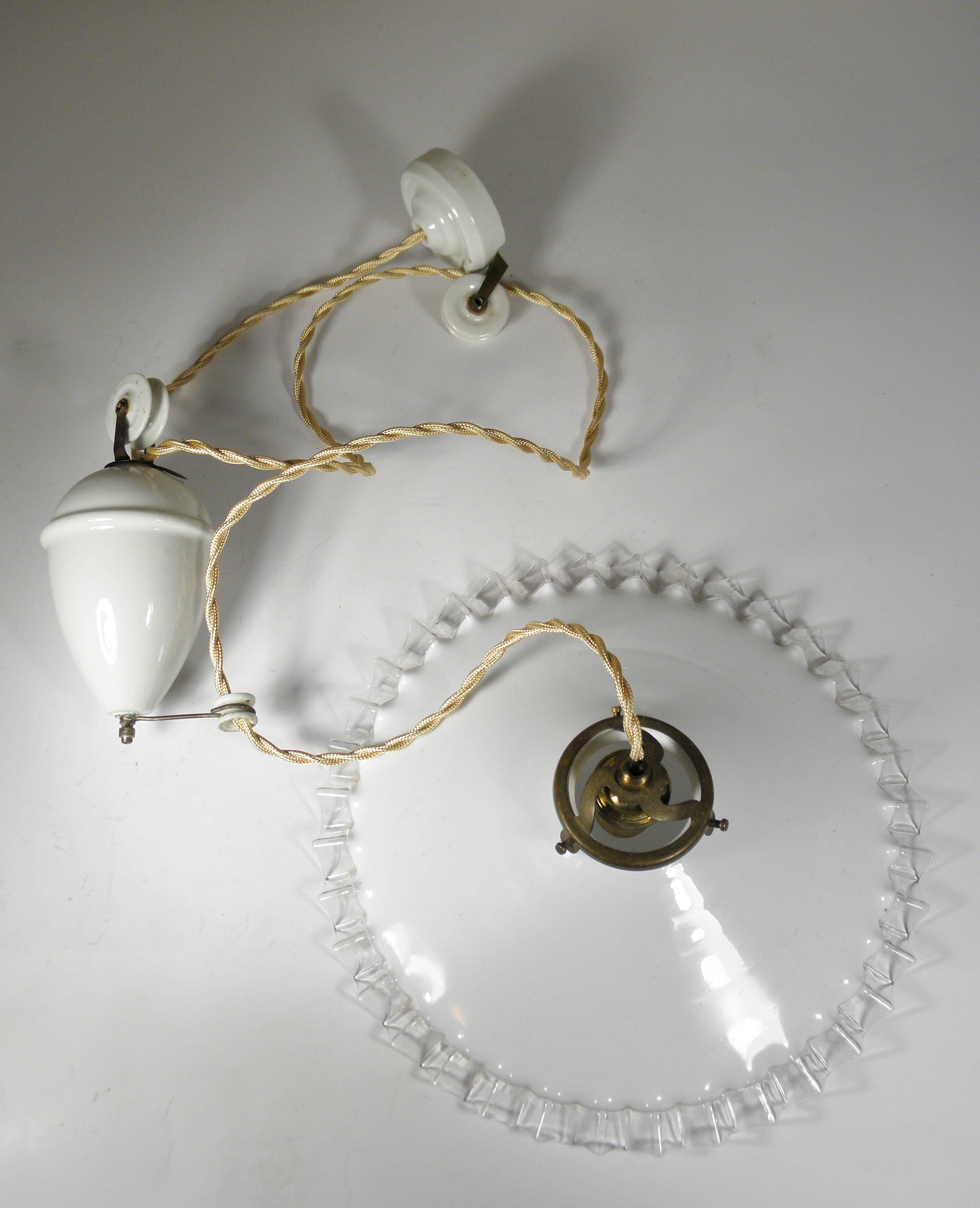 Suspension "monte et baisse" en opaline, années 40