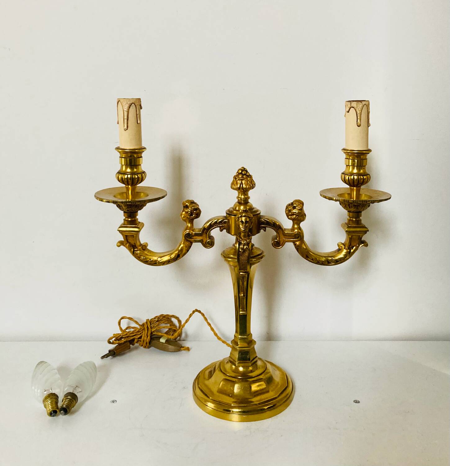 Chandelier en bronze à décors de putti et cariatides, début XXe