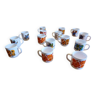 15 Tasses Vintage des Années 70 Arcopal