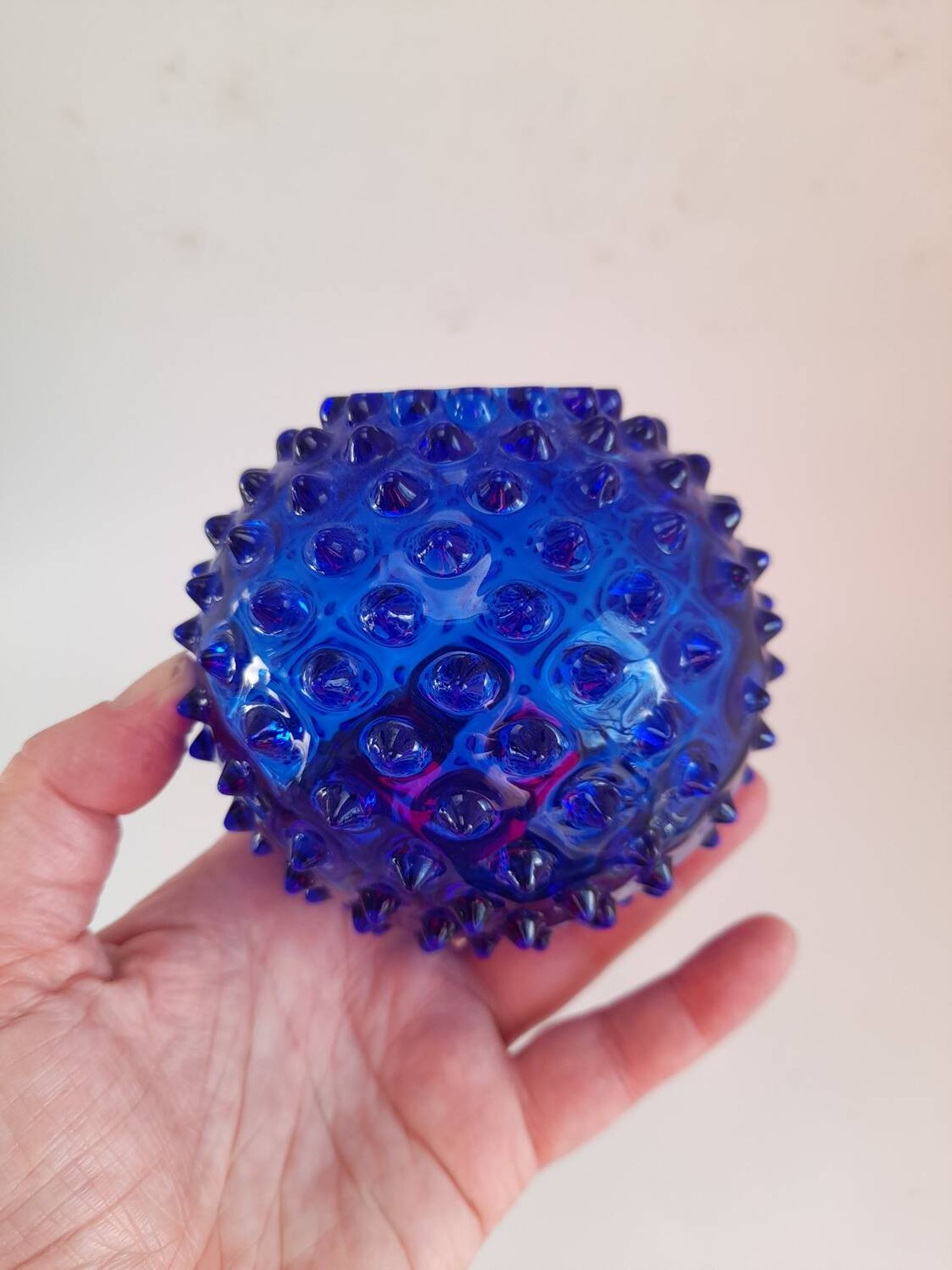 Petit vase en verre bleu clouté