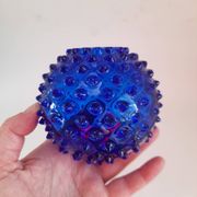 Petit vase en verre bleu clouté