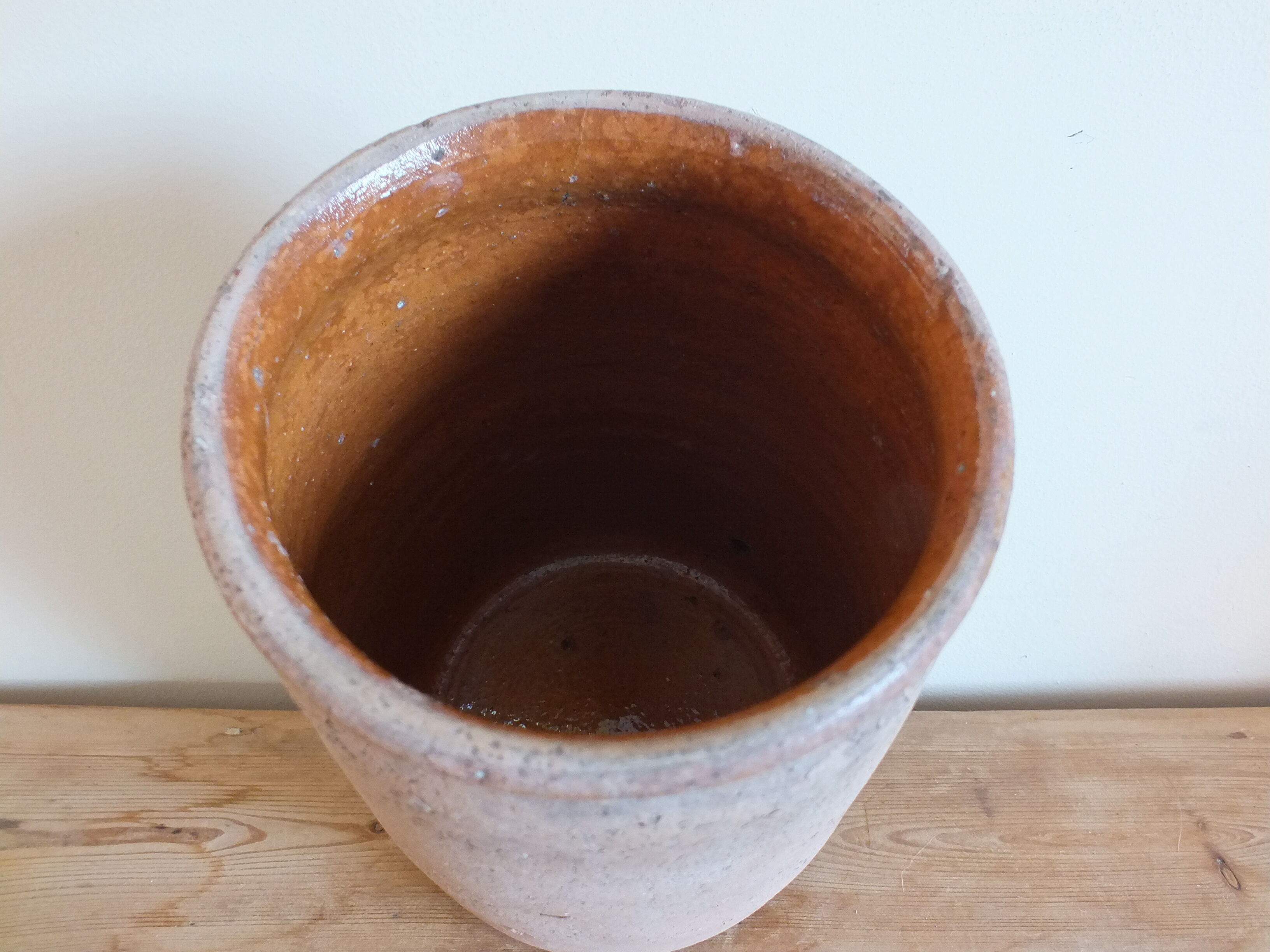 Ancien pot à graisse ou à miel en terre vernissée ocre