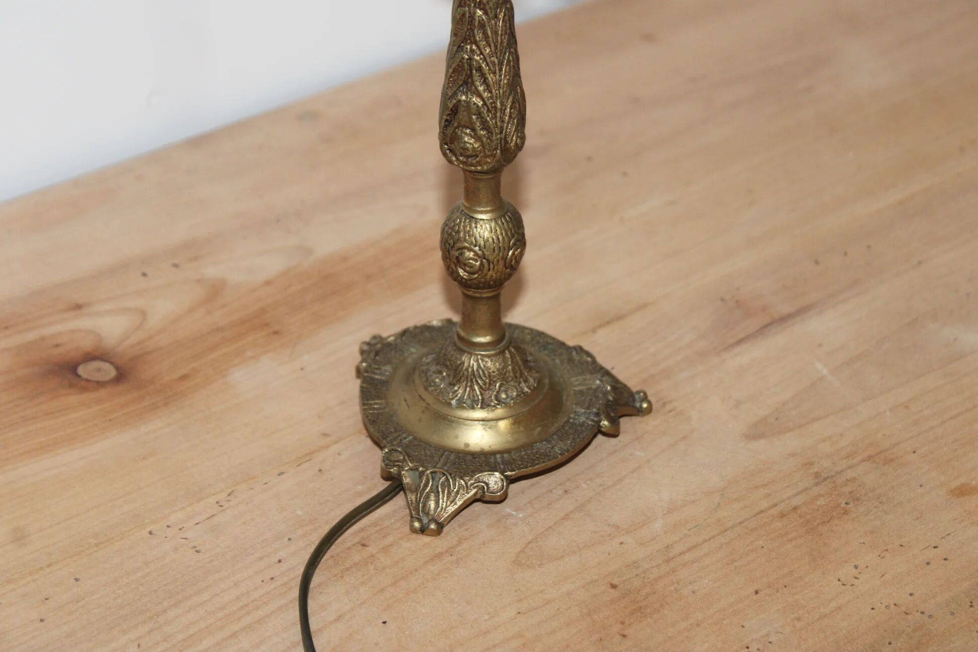 Vintage lamp base in patinated gold metal – foliage decor – 25 cm