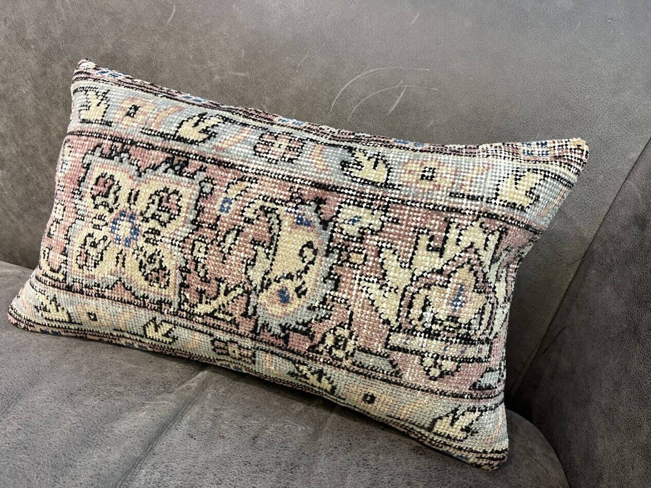 Coussin en tapis antique tissé à la main